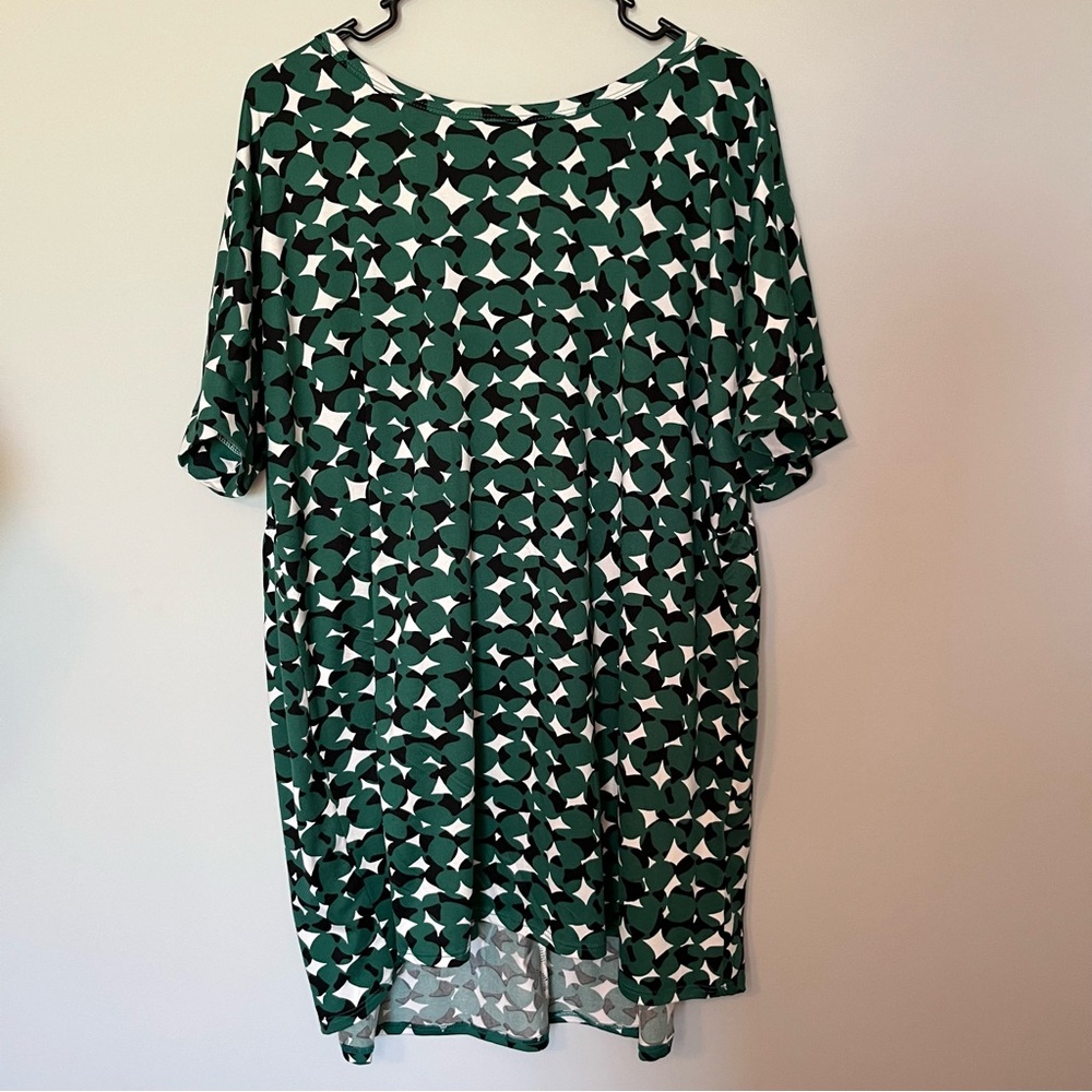 Green and White Geometric Crew Neck Blouse 2X